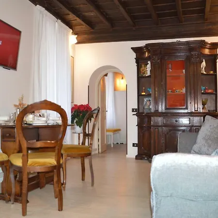 Historic Center - Elegant With Charming Antiques - Raffaello Apartment *