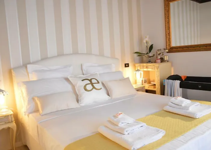 Historic Center - Elegant With Charming Antiques - Raffaello Appartement