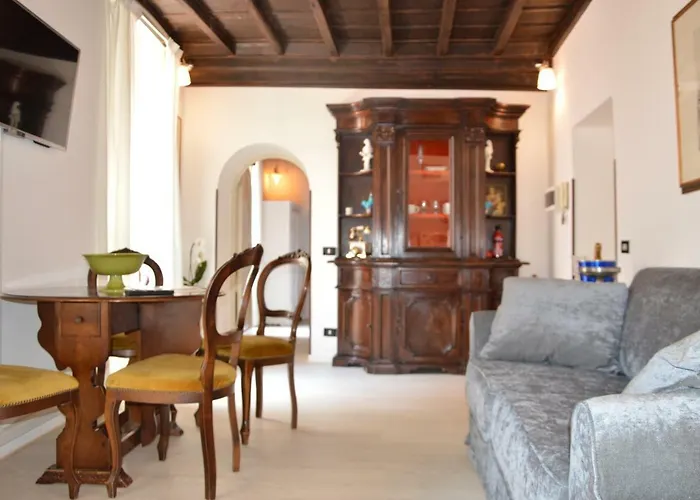 Historic Center - Elegant With Charming Antiques - Raffaello Appartement *