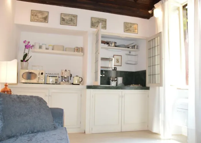 Historic Center - Elegant With Charming Antiques - Raffaello Appartement