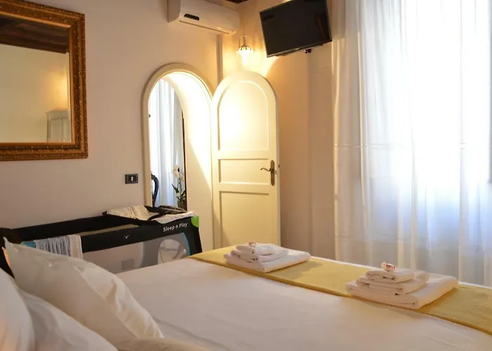 Historic Center - Elegant With Charming Antiques - Raffaello Appartement Rome