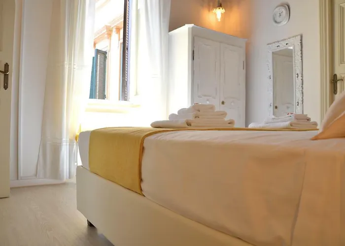 Historic Center - Elegant With Charming Antiques - Raffaello