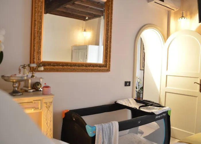 Historic Center - Elegant With Charming Antiques - Raffaello Appartement