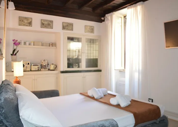 Historic Center - Elegant With Charming Antiques - Raffaello Appartement