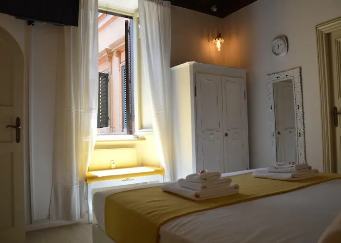 Historic Center - Elegant With Charming Antiques - Raffaello Appartement