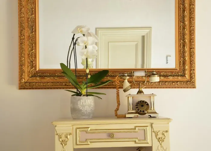 Historic Center - Elegant With Charming Antiques - Raffaello