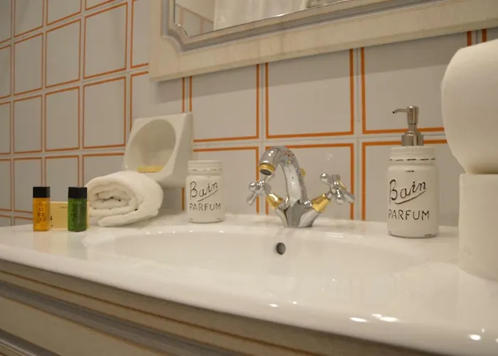 Historic Center - Elegant With Charming Antiques - Raffaello Appartement *