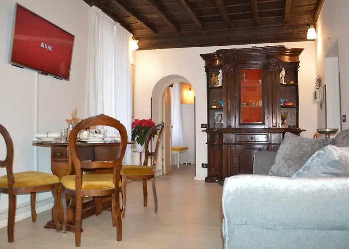 Historic Center - Elegant With Charming Antiques - Raffaello Appartement *