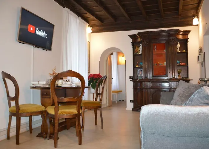 Historic Center - Elegant With Charming Antiques - Raffaello Appartement Rome